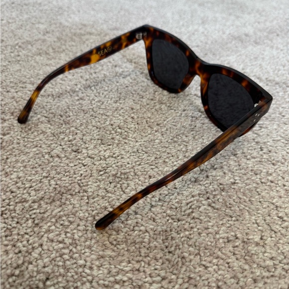 Chic Tortoise Shell Sunglasses - Picture 2 of 3